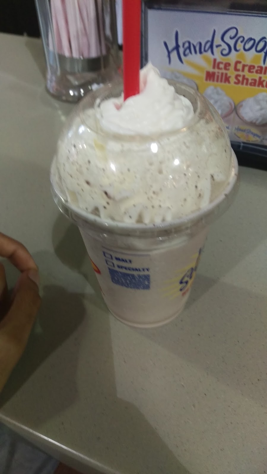 Broke & Pi¢ky Carl's Jr. Bienvenue au Canada Toonie Tuesday Shake