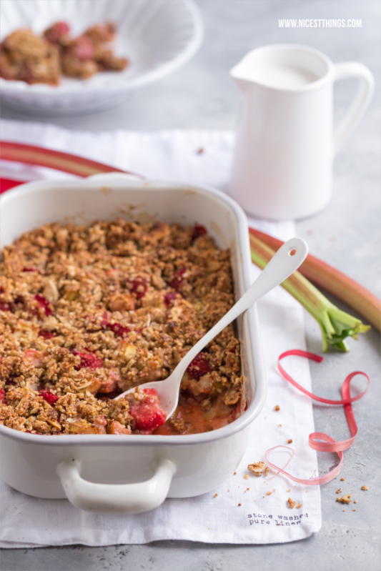 Rezept für veganen, glutenfreien Rhabarbercrumble mit Erdbeeren