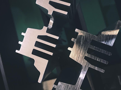 Aluminum Extrusion - Before and After Deburring Deburring and Edge Rounding Process