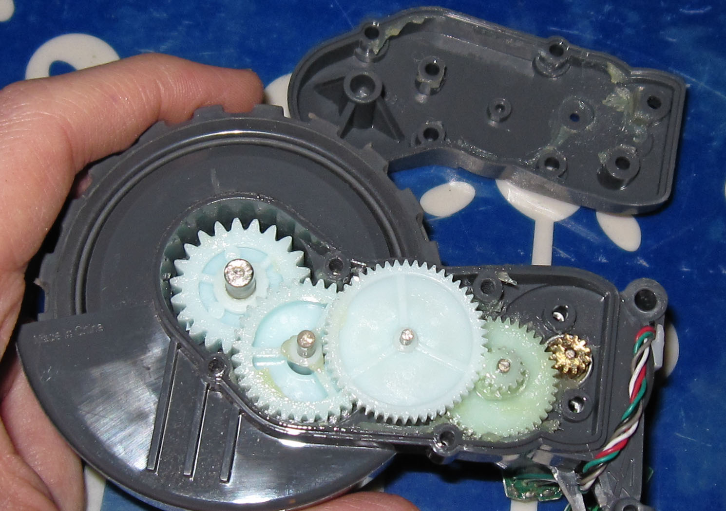 Tech for Passion: Roomba wheel assembly taken apart Hair/debris cleaning - Roomba 760, 770, 780