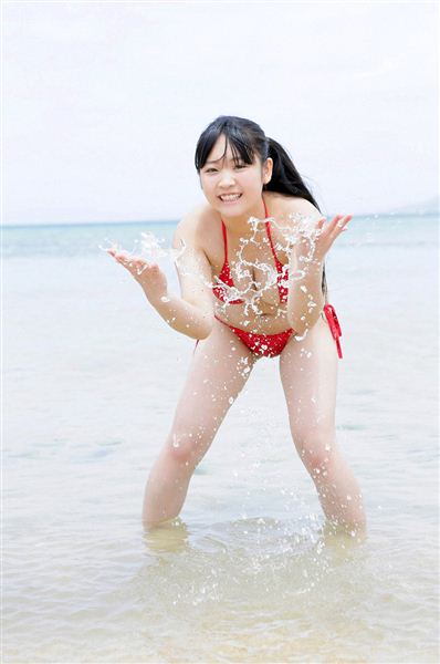 Hình sex gái teen ngâm lồn trong lòng nước biển mát rượi