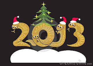 2013 con gorros de navidad y un pino