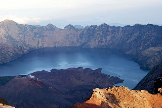 Misteri 7 Gunung Indonesia yang Terkenal Paling Angker