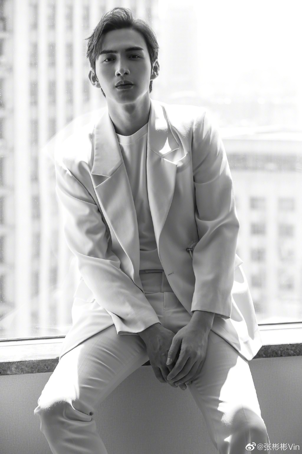 Zhang Binbin serenades fans after hitting 10 million followers on Weibo