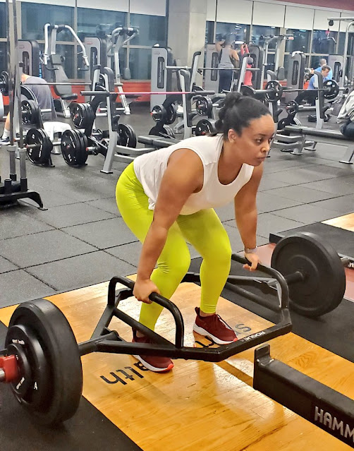 Women doing deadlifts with a HEX bar