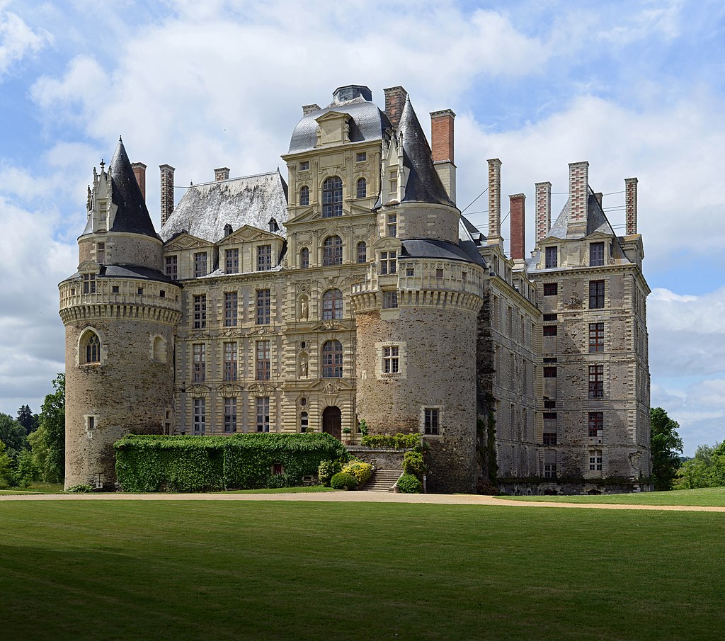 Замок во франции цена