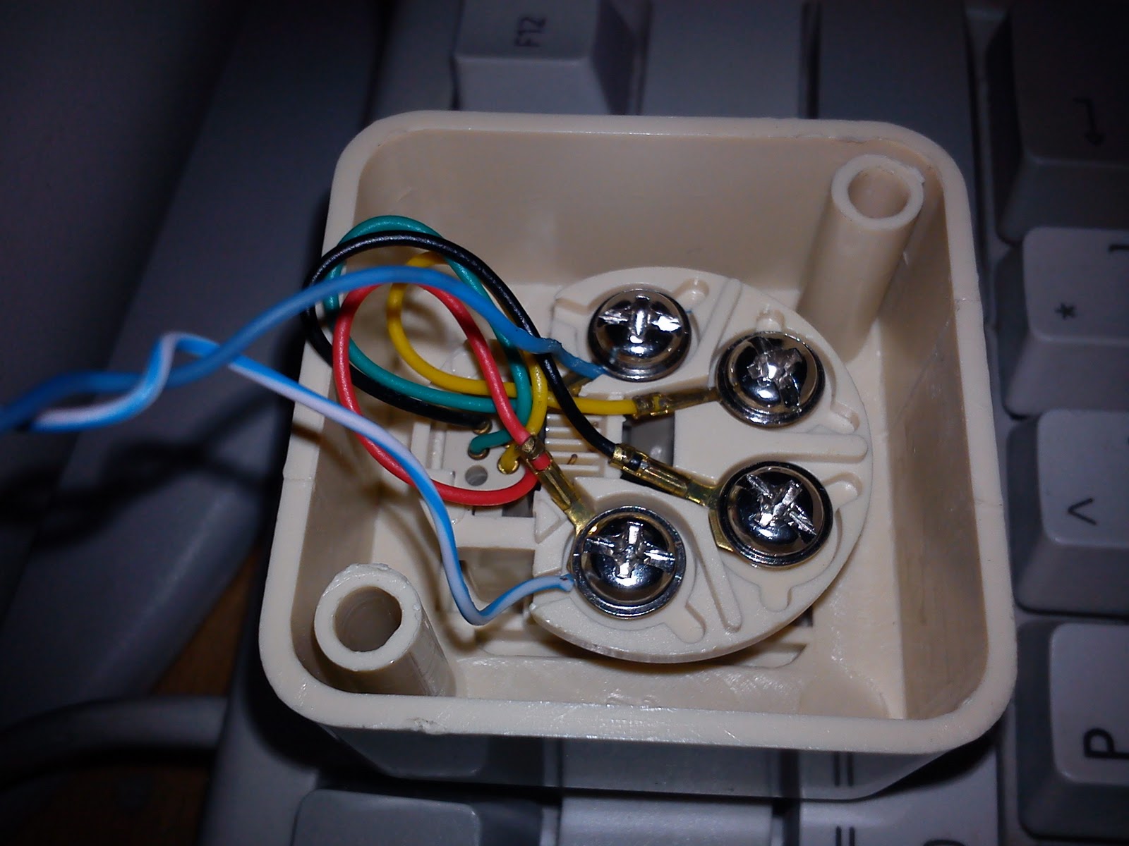 INFRAESTRUCTURAS DE Conexión de una línea de entrada y reparto a tres rosetas