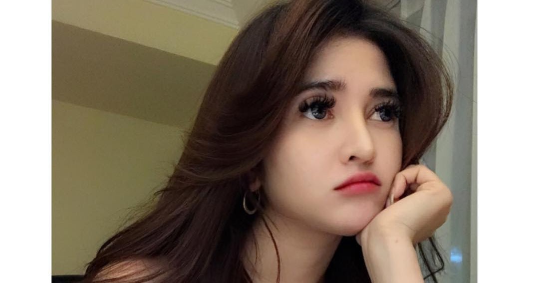 Aldira Chena Seksi Selfie Koleksi 2018 - ZONA ARTIS LAGI