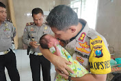 Kapolres Lumajang Cium Bayi yang Dibuang Ortunya