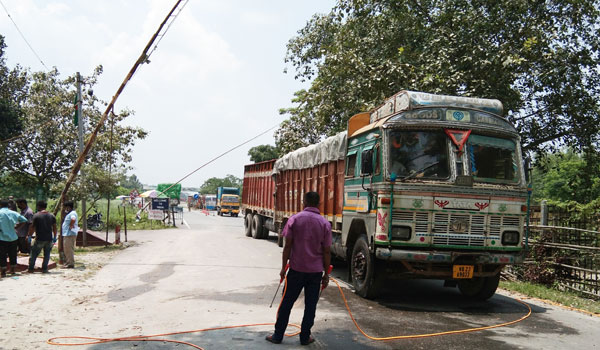 সকালে চালু হওয়া বুড়িমারী স্থলবন্দর বন্ধ করেলো ভারতীয় লোকজন   