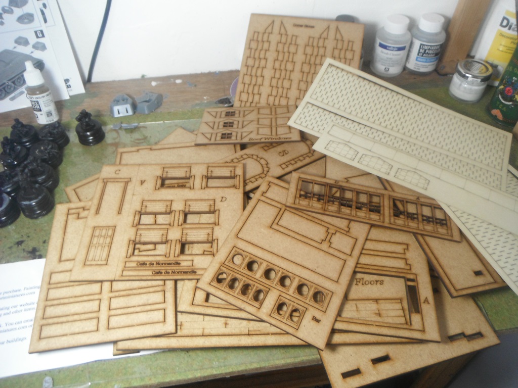 A figure painting therapy project. A building project in MDF.