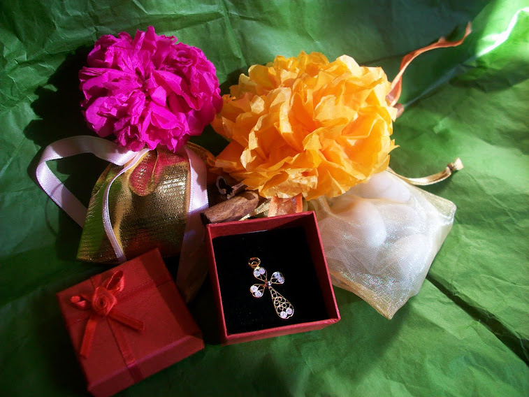 Sacchetti per Bomboniere con fiori fatti a mano e stecchette di cannella+ scatolina rossa e croce