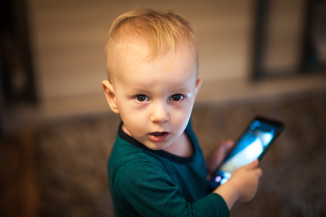 5 Cara Mengatasi Anak Kecanduan Main Handphone atau Gadget