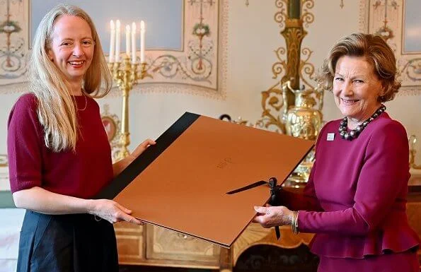 Queen Sonja handed out The Queen Sonja Print Award 2020 in Oslo. Ciara Phillips, an Irish-Canadian artist, became the recipient of the award