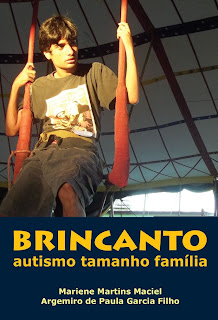 Capa do livro - Gabriel sentado em um trapézio, durante aula no Circo Escola Picolino, em Salvador.