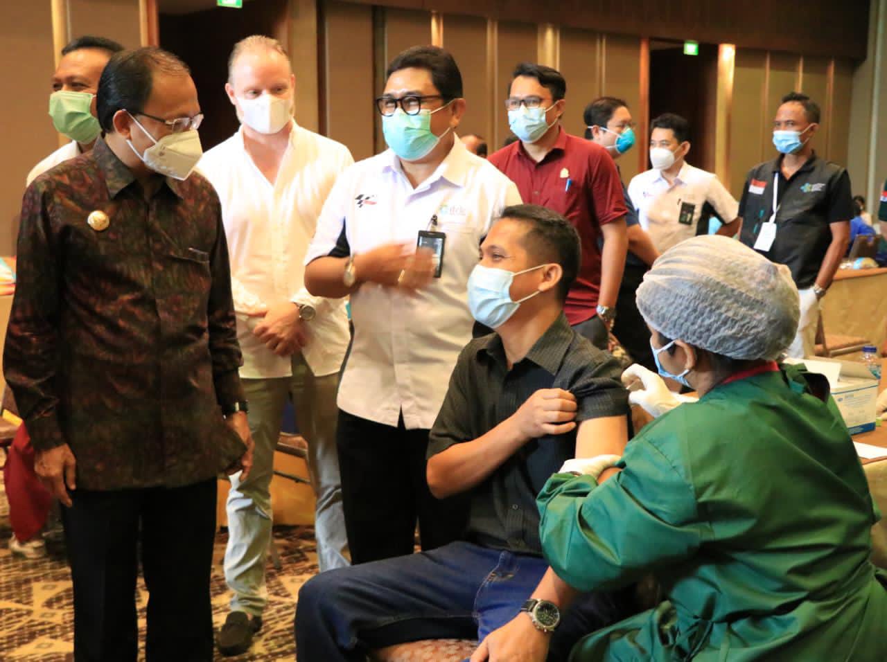 Menparekraf Tinjau Vaksinasi Pekerja, Guna Dukung Pembukaan Gerbang Pariwisata