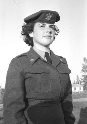 אסתר ארדיטי, הייתה חובשת בחיל האוויר. האישה הראשונה בצה"ל שזכתה בעיטור המופת