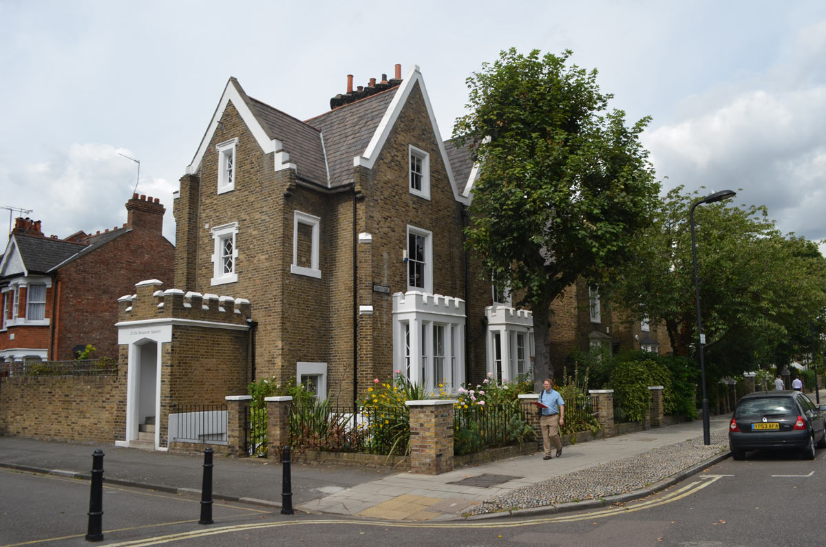 Lando Breaks De Beauvoir Square