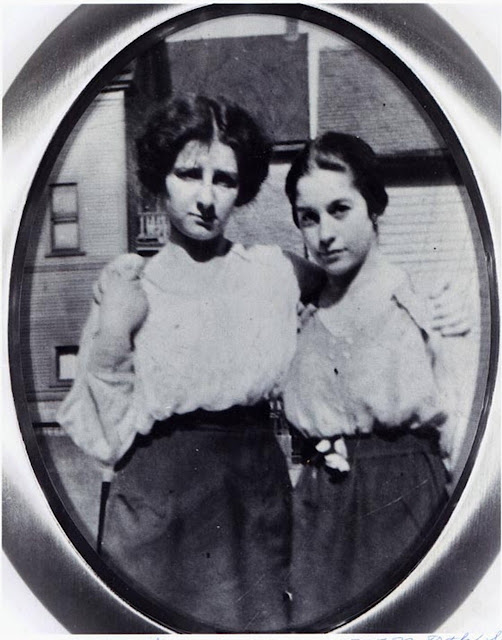 Голда Меир с подругой Сэди Гершон, Милуоки, 1914 г.