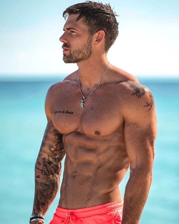 sexy-muscular-shirtless-guy-fit-wet-tattoo-body-summer-hunk