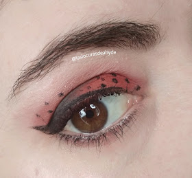 maquillaje de mariquita. sombra roja con puntitos en negro y eyeline en negro. zoom de ojo