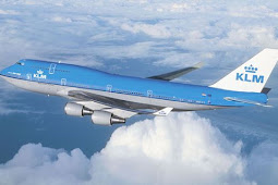 شركة طيران تمنع الرضاعة الطبيعية بطائراتها وتتسبب في غضب عارم