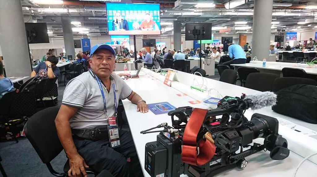 El camarógrafo y editor de prensa, Jacinto Quispe Maydana, aparece durante la cobertura de una actividad deportiva / RRSS