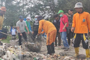 Wakil Walikota Dengan Masyarakat Sekitar Gotong-Royong Di Sekitar Pantai Jakat