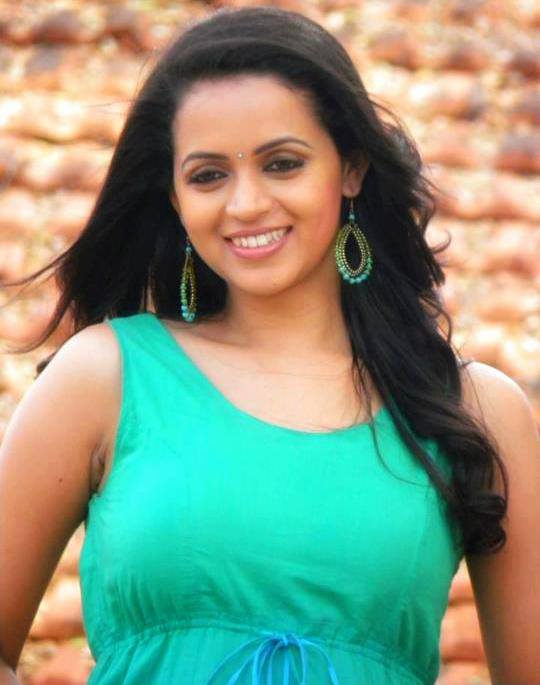 Bhavana Latest Hot Navel And Cleavage Show In Saree Photos Mallufun Com Photos of navel show by south indian actresses.