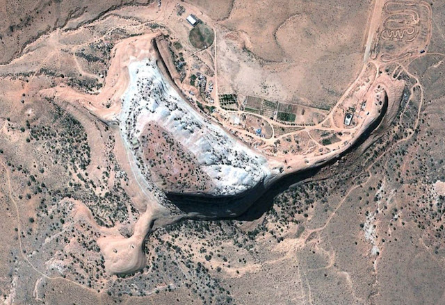 Это вид сверху на жилище общины мормонов — Скалу. Большая скала из песчаника, шириной полмили, возвышается на 500 метров над окружающим ландшафтом. (Фото © Google, Inc.)
