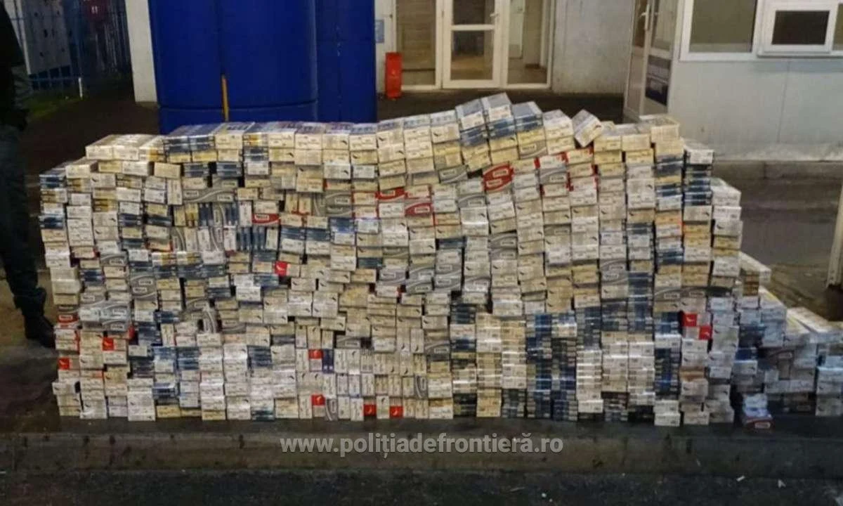 Mii de pachete cu țigări, ascunse în uşi de termopan