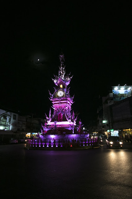 Spettacolo alla torre dell'orologio di notte-Chiang Rai