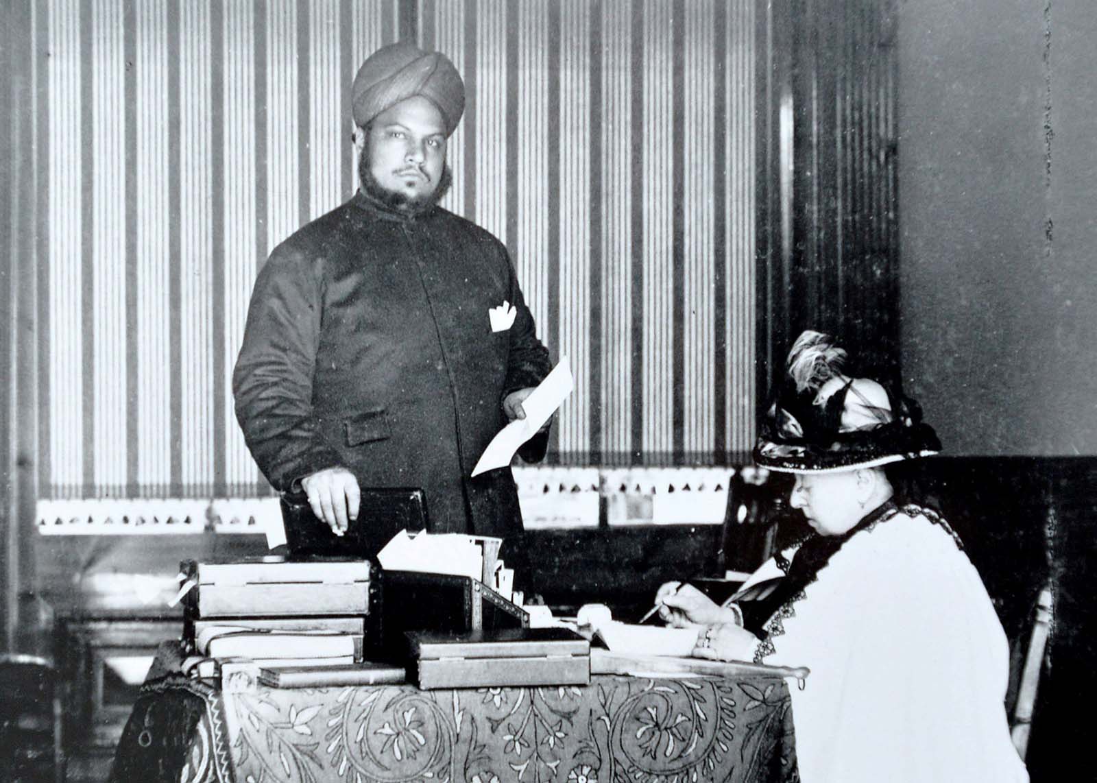 queen victoria abdul karim photos