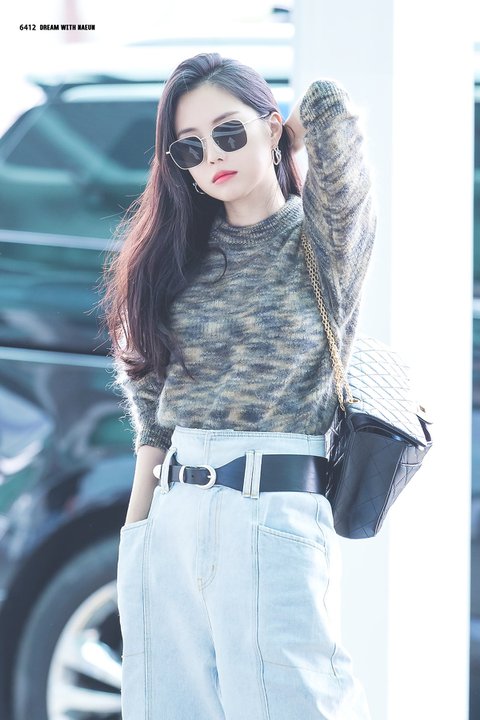 Miliki Selera Berpakaian yang Unik, Outfit Kasual Son Naeun Apink Jadi Perbincangan Hangat Netizen 4 download%2B%252824%2529