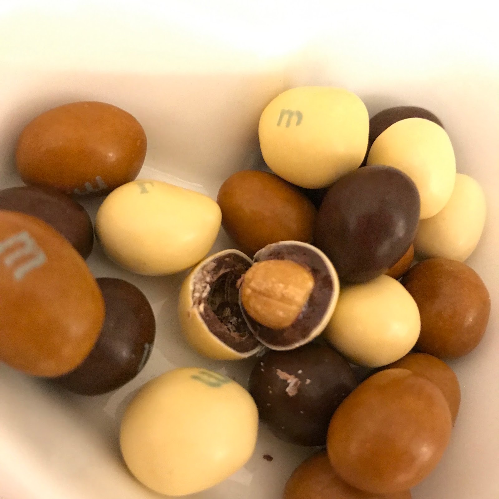 шоколадные конфеты. шоколадное драже. конфеты арахис в шоколаде. арахис в шоколаде. кранчи в шоколаде.