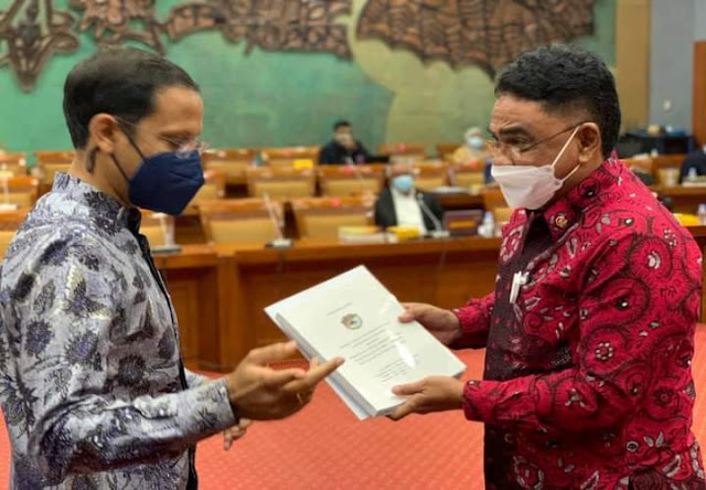 Raker Bersama Mendikbud, Dr Andreas Parera Serahkan Berkas Penegrian UNIVA