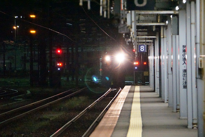 函館駅ホーム手前で停止するED79形
