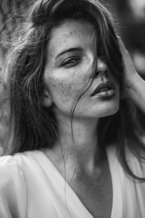 As belas modelos com sardas na fotografia de Agata Serge Agata Serge 500px arte fotografia fashion mulheres modelos sardas beleza preto e branco