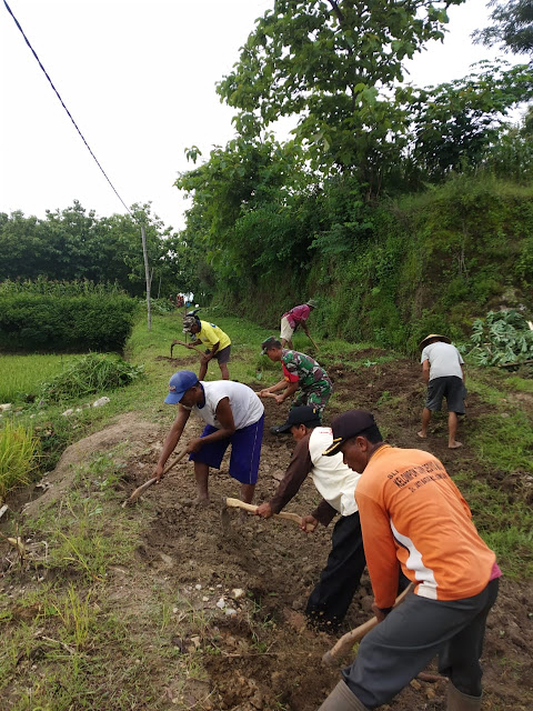 Atasi Genangan Air, Babinsa Bersama Warga Kerja Bakti Membersihkan Saluran Air