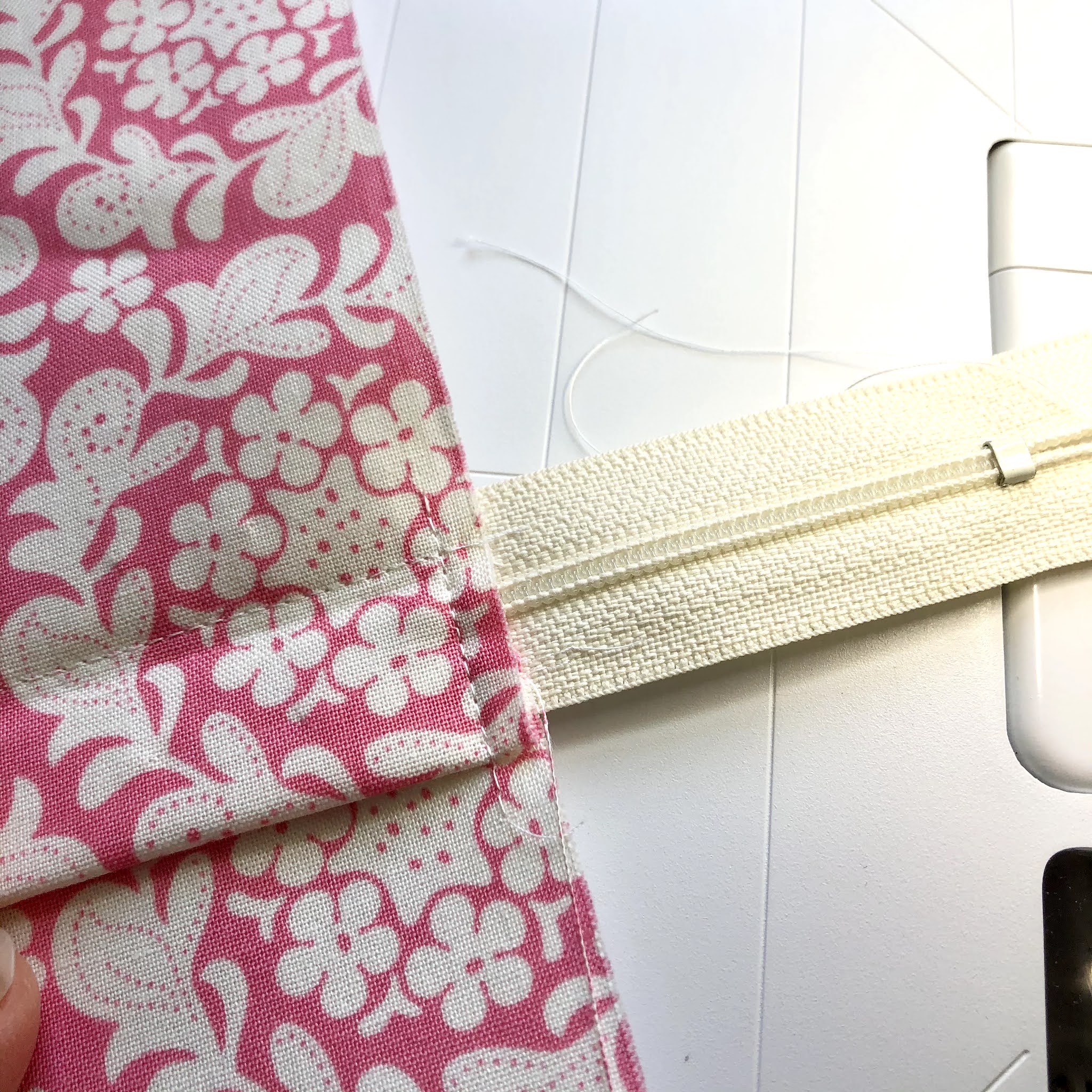 Miss Andrea Quilts Tutorial Pillow with Lapped Zipper Closure and Machine Binding