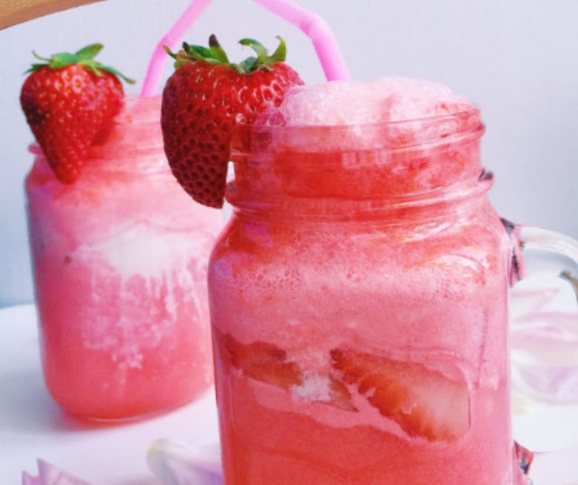 SPARKLING STRAWBERRIES AND CREAM CHAMPAGNE FLOATS