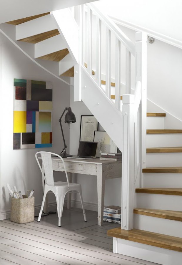 Oficina en casa bajo la escalera