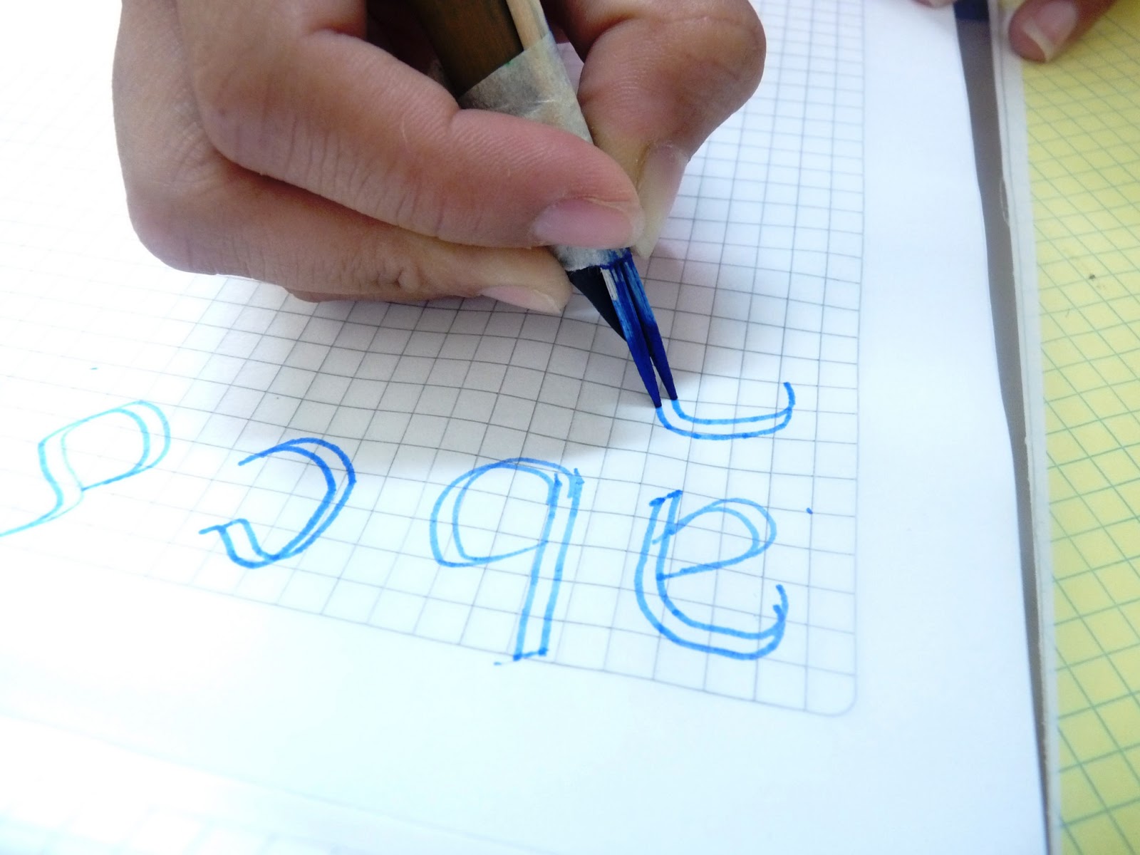 caligrafia, arte y diseño: Decoración de letras góticas esqueléticas