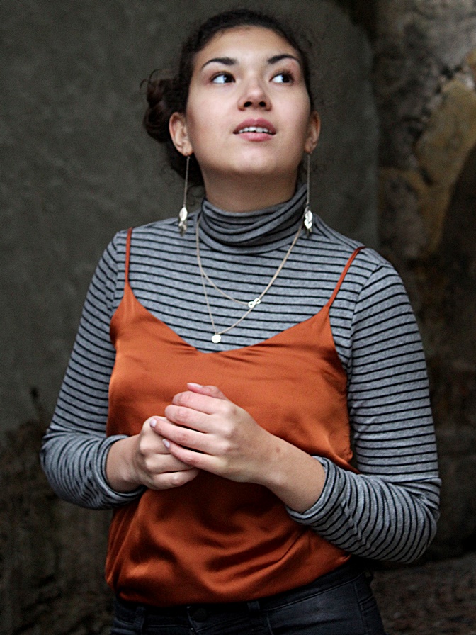 Neuer Trend Rollkragen Und Spaghetti Trager Written In Red Letters