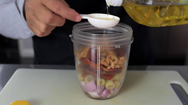 Blended chilli and spices Cili kisar untuk masak serunding kelapa