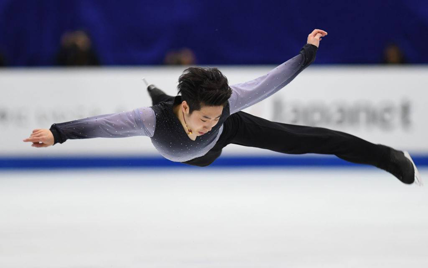 бедуинский прыжок в фигурном катании. ласточка в фигурном катании. бедуинский прыжок. прыжок александры трусовой. бедуинский прыжок фигурное катание.