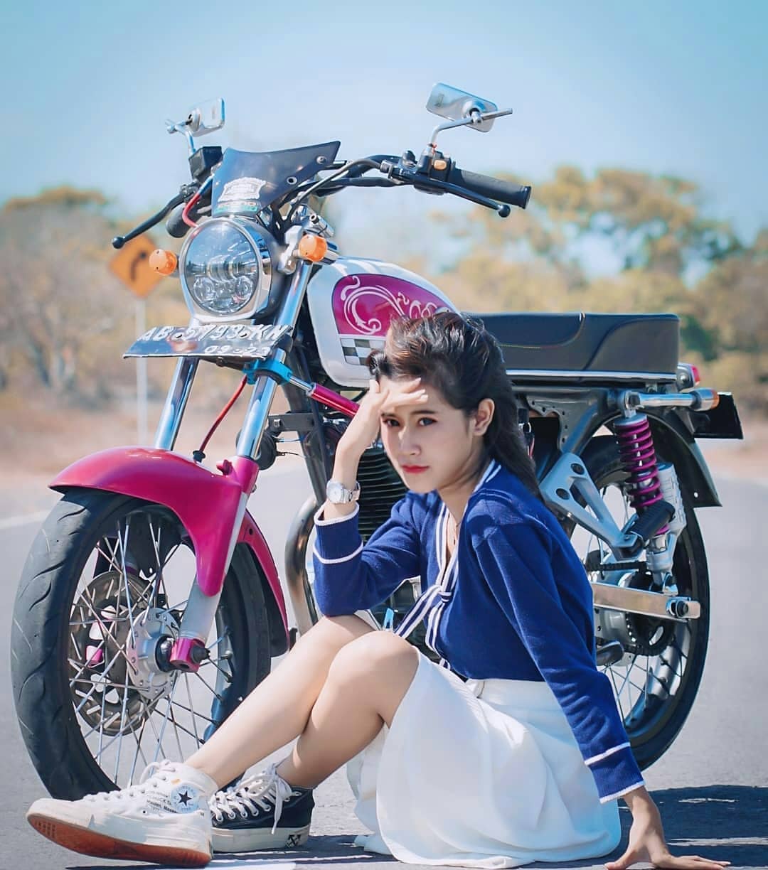 Cewek Cantik Model Motor Modif dan Klasik. Cantiknya Bikin Gagal Fokus Sob!
