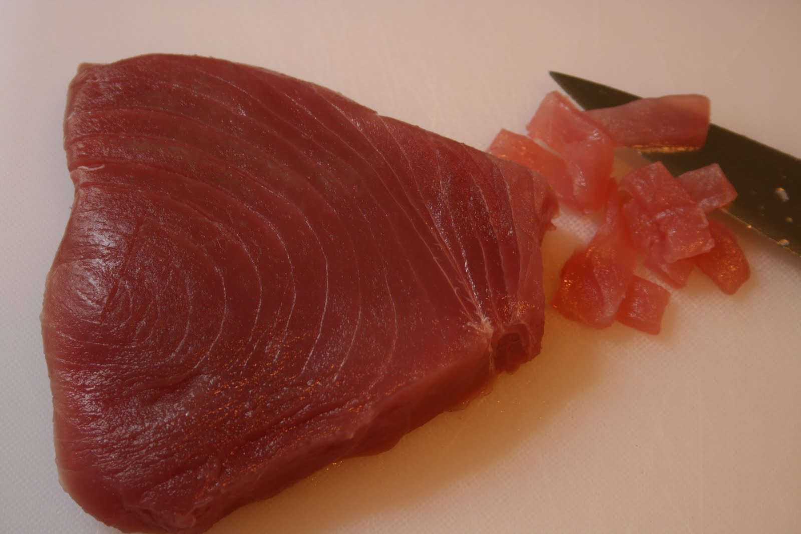 mein i tüpfelchen: Marinierter Thunfisch mit Sesamsaat und Sojasprossen ...