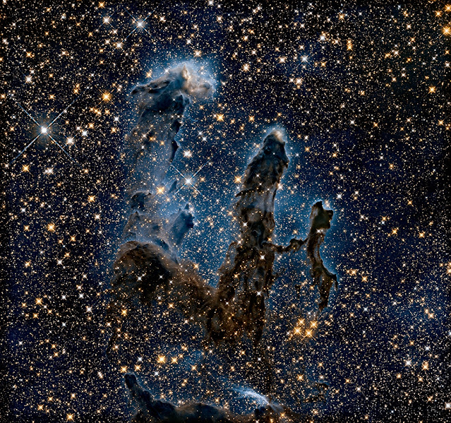 Этот снимок Столпов Творения сделан телескопом Хаббл в инфракрасном излучении. (Фото: NASA, ESA/Hubble and the Hubble Heritage Team)