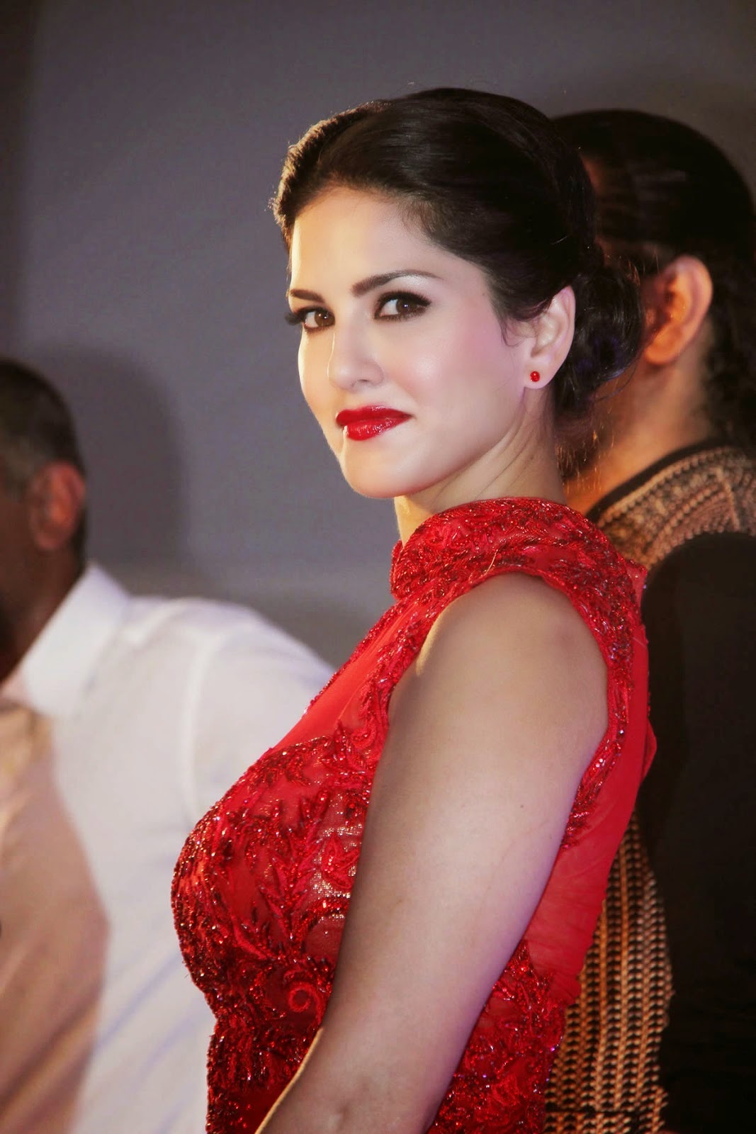 PORN STAR SUNNY LEONE LOOKS VERY HOT IN RED DRESS - Bollywood